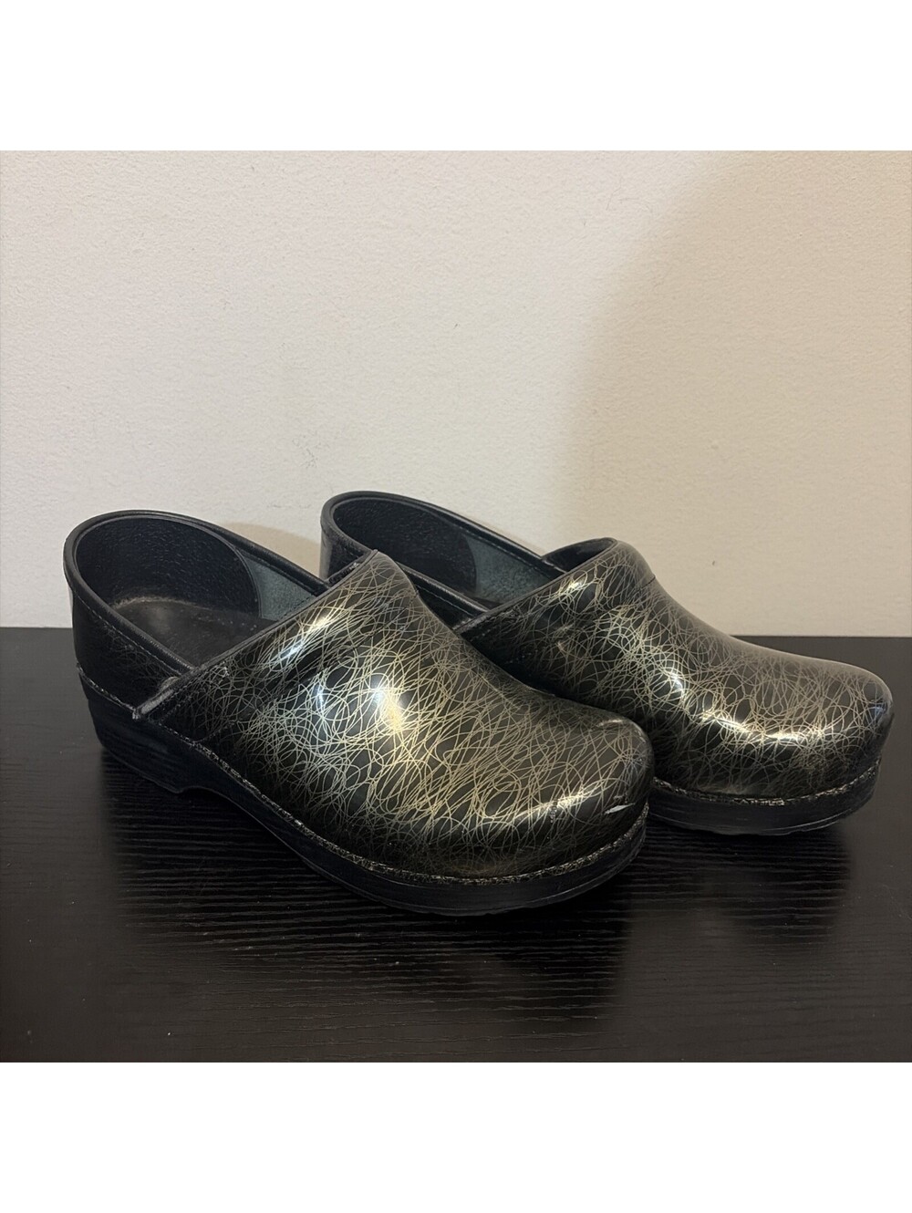 Women’s Dansko Black & Silver Swirl Patent Leather Clogs Size EUR 39 US 8.5